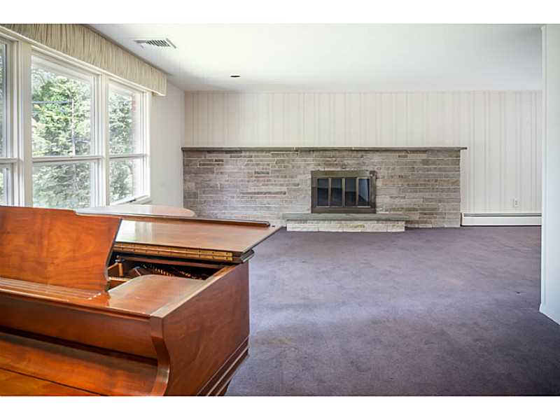 11 Lenox Road Cranston, RI 02920 - Photo 5 of 16 Living Room.