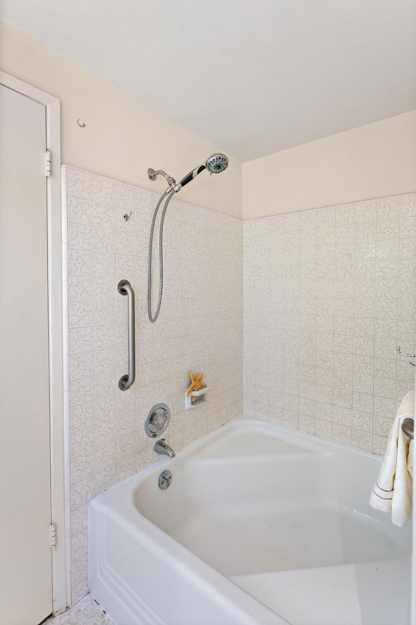 5822 Encina Road, Unit 2 Santa Barbara, CA 93117 - Photo 15 of 42 a bathroom with a bathtub