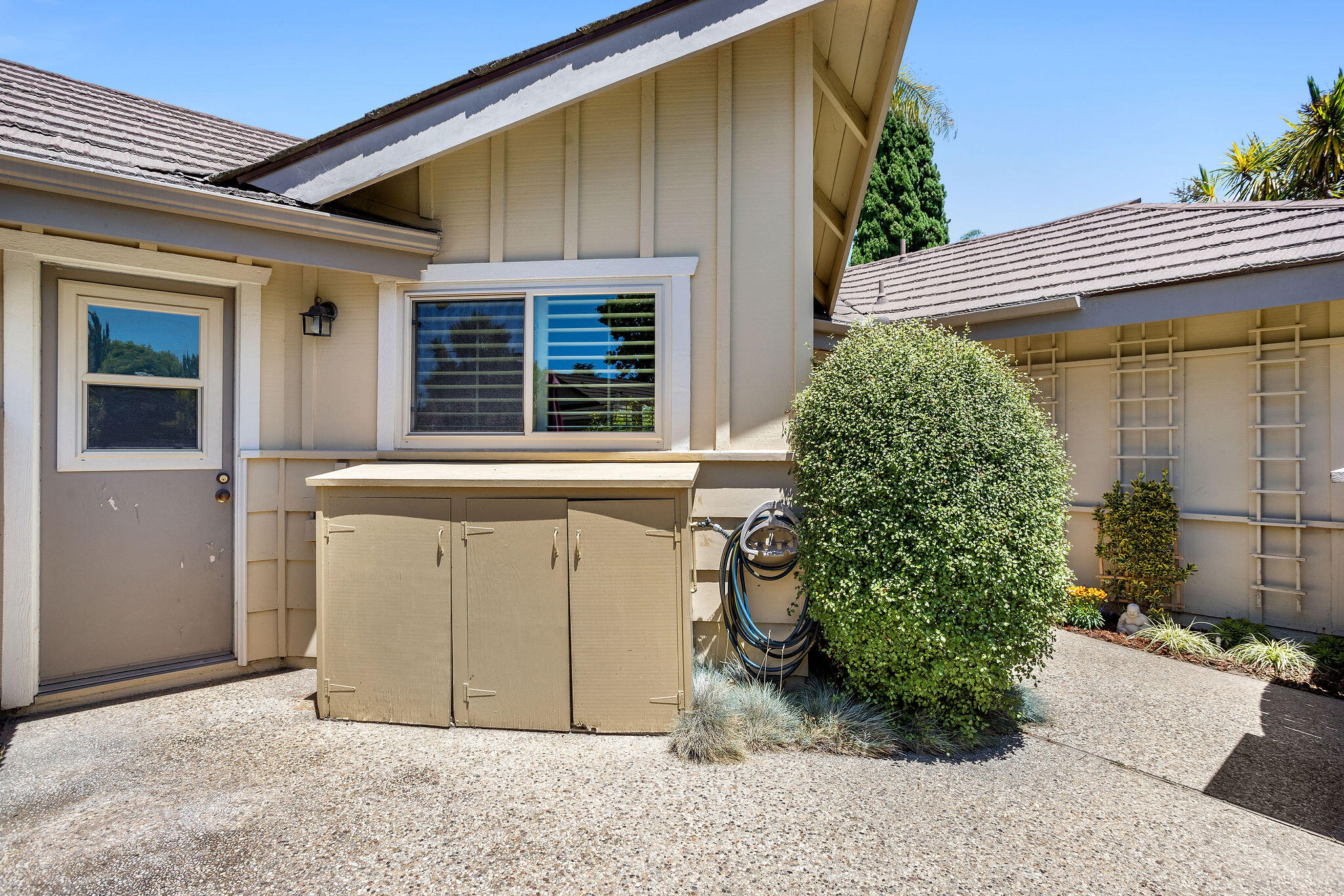 5822 Encina Road, Unit 2 Santa Barbara, CA 93117 - Photo 27 of 42 a view of a house with potted plants