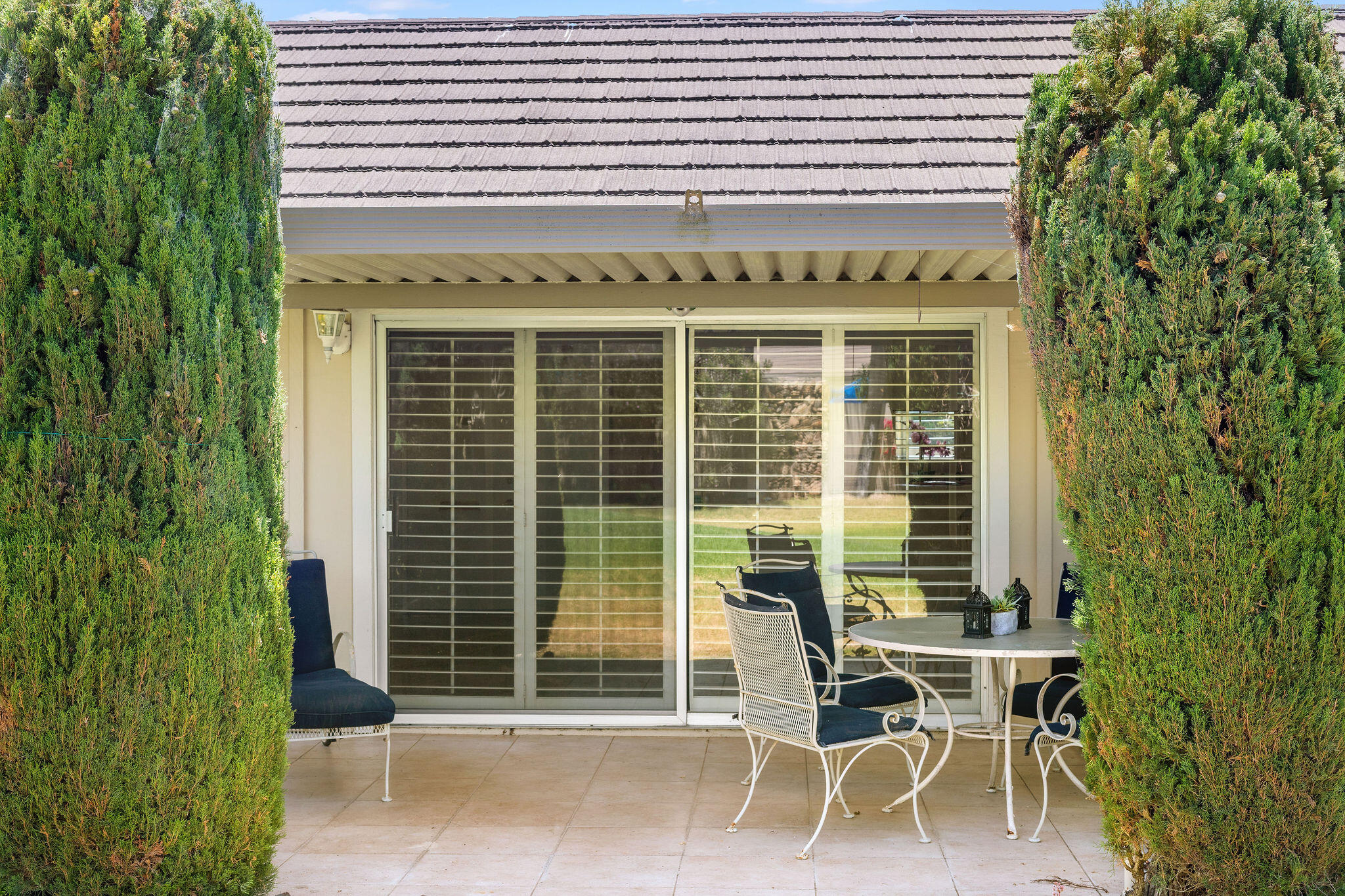 5822 Encina Road, Unit 2 Santa Barbara, CA 93117 - Photo 30 of 42 a view of a room with a table and chairs