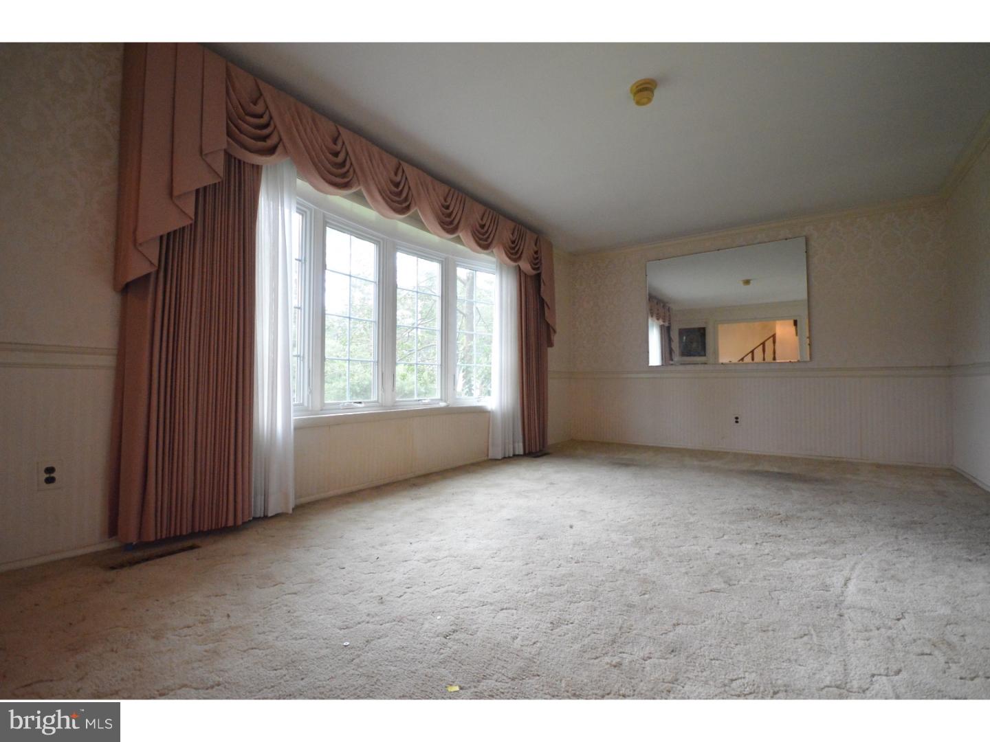 1773 Red Oak Road Williamstown, NJ 08094 - Photo 4 of 16 Living Room