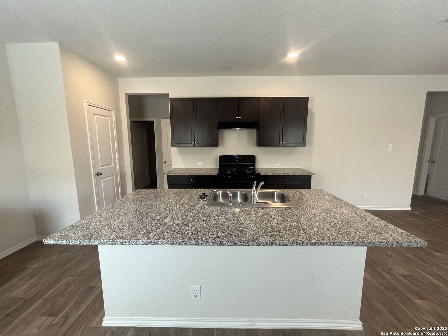 141 Middle Grn Loop Floresville, TX 78114 - Photo 4 of 29 a kitchen with a table and chairs