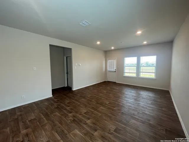 $2,395 | 141 Middle Grn Loop, Floresville, TX 78114