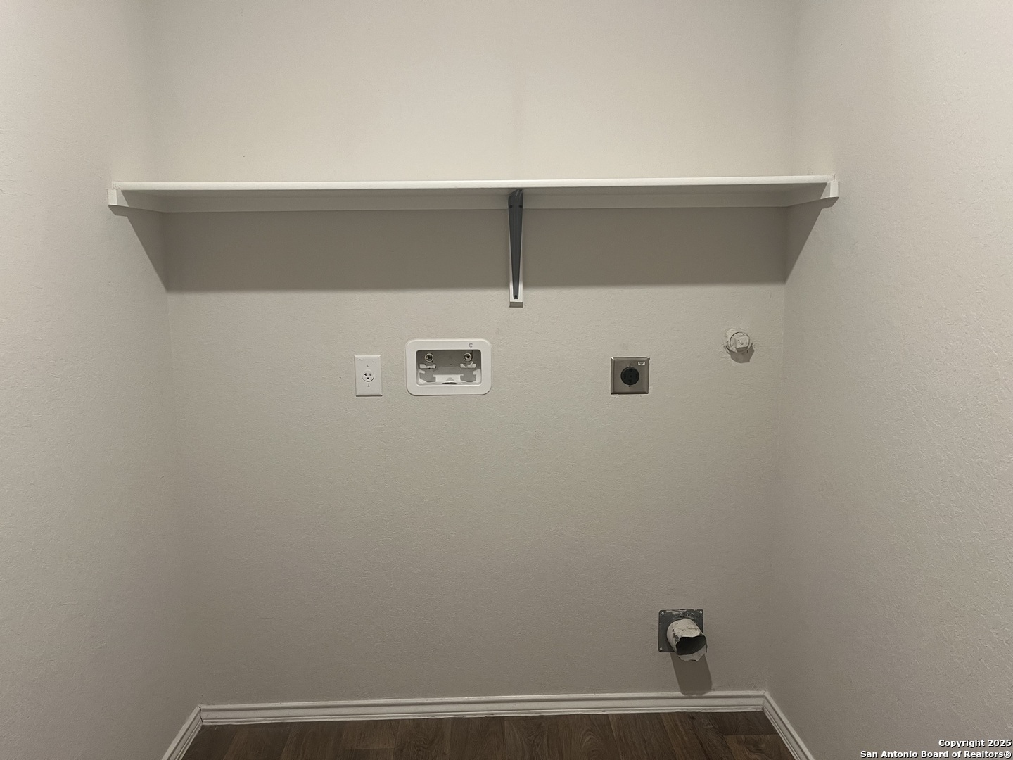 141 Middle Grn Loop Floresville, TX 78114 - Photo 9 of 29 a view of small space