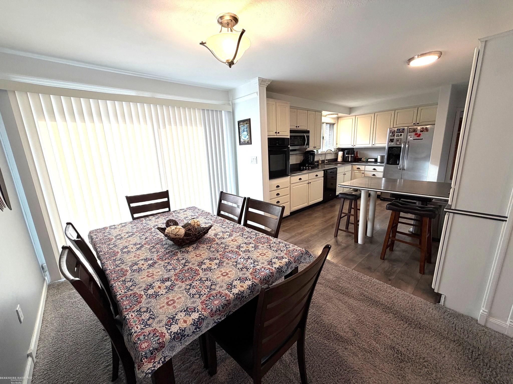 28357 New Castle Road Farmington, MI 48331 - Photo 22 of 46 50203049-ad2d2f22-63cc-401b-8031-8f8a7010a9aa.JPG