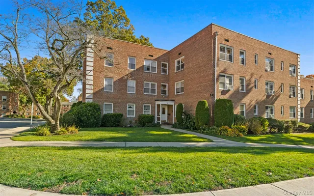 $330,000 | 2 Edwards Street, Unit 3D, Roslyn Heights, NY 11577