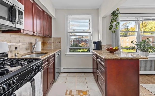 $330,000 | 2 Edwards Street, Unit 3D, Roslyn Heights, NY 11577