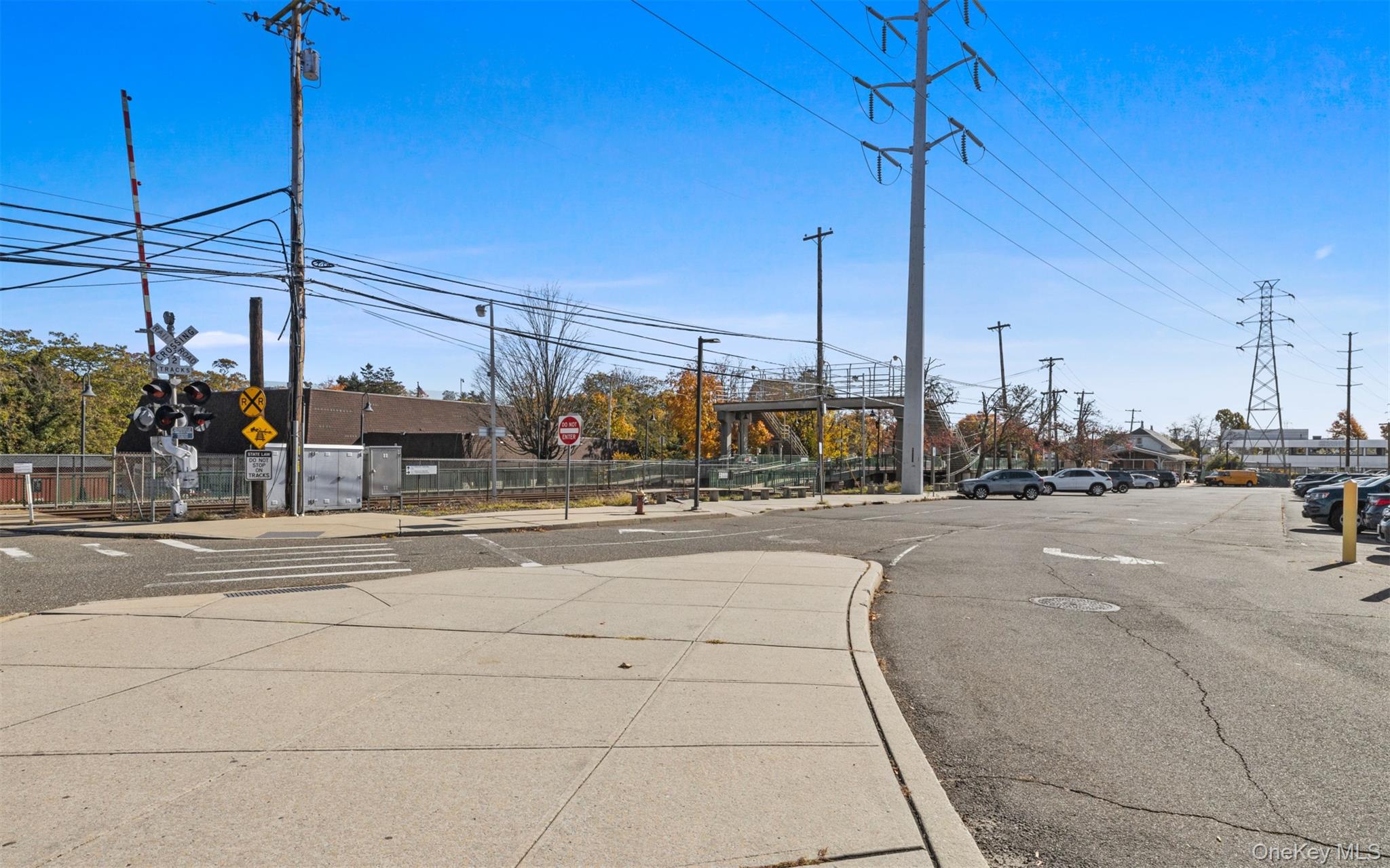 2 Edwards Street, Unit 3D Roslyn Heights, NY 11577 - Photo 17 of 20 a view of a city street