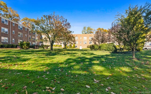 $330,000 | 2 Edwards Street, Unit 3D, Roslyn Heights, NY 11577