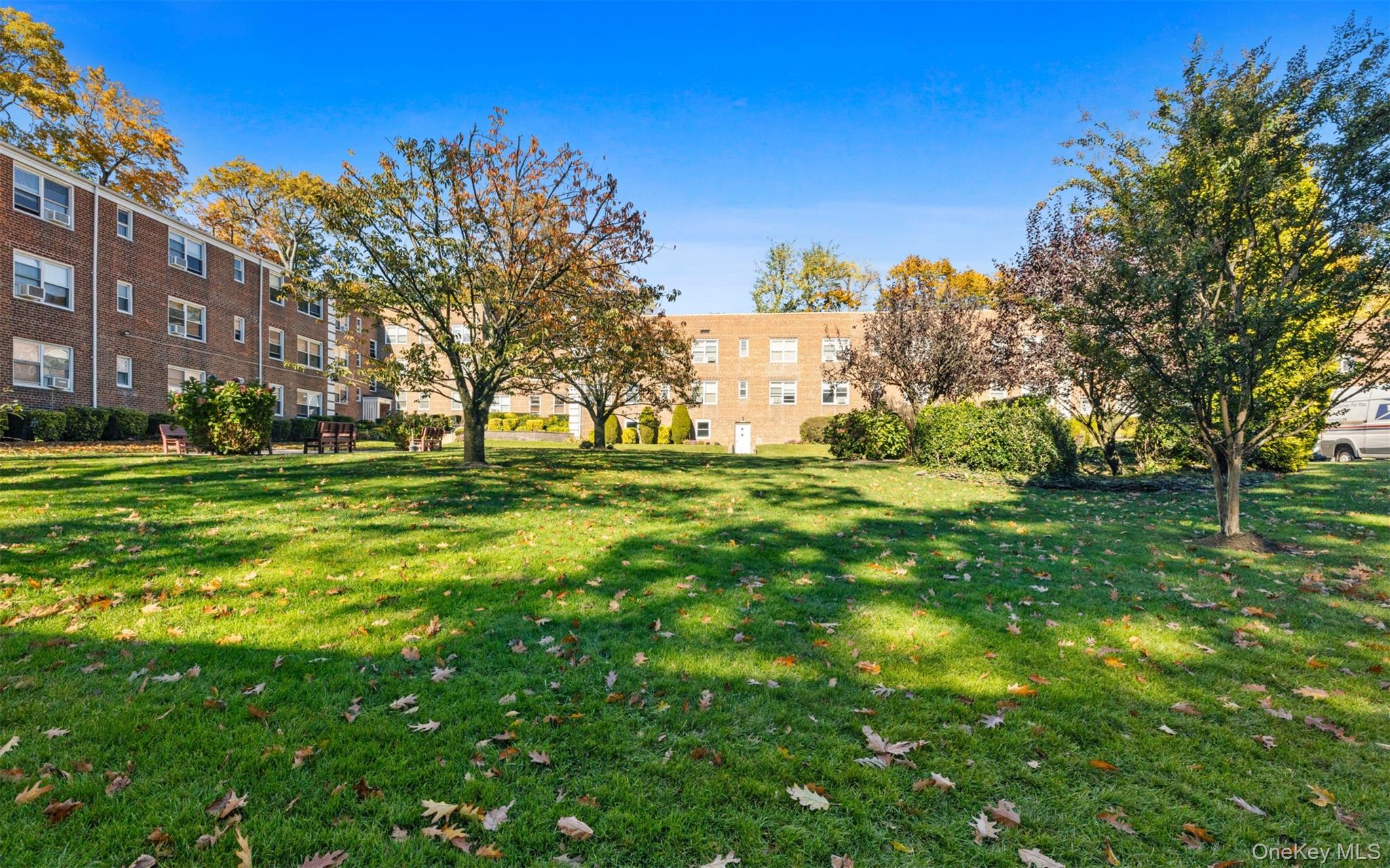 2 Edwards Street, Unit 3D Roslyn Heights, NY 11577 - Photo 4 of 20 a view of a volley ball court