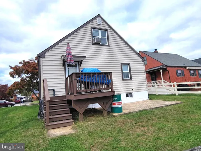 a view of a house with a backyard