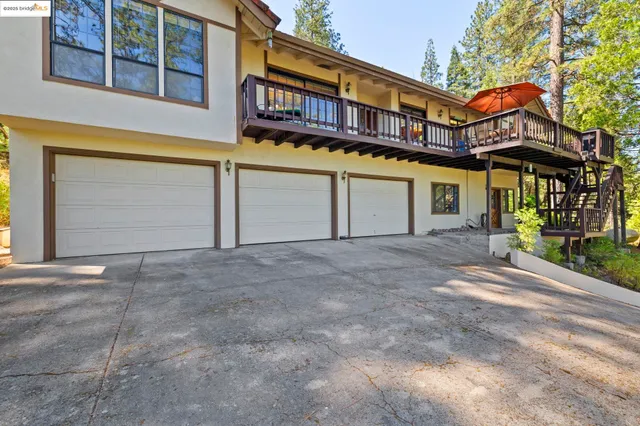 a view of a backyard of the house