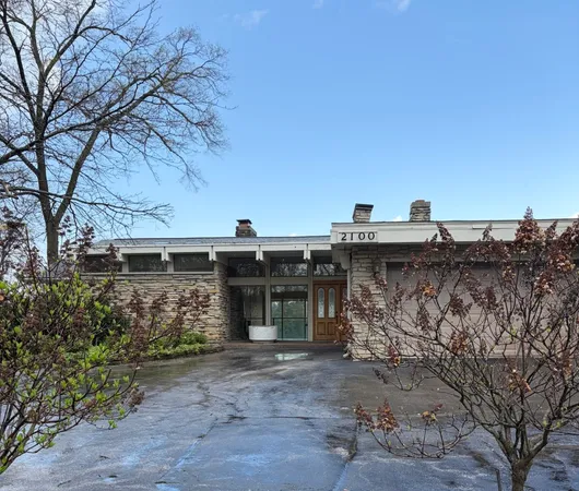 $1,950,000 | 2100 Valley Lo Lane, Glenview, IL 60025