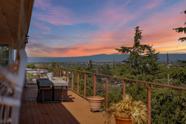 a view of a yard with a fountain