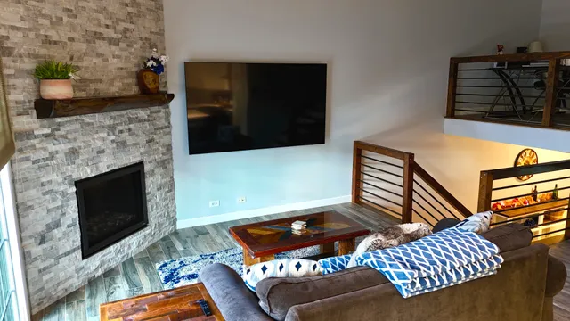 $330,000 | 949 Millcreek Circle, Elgin, IL 60123