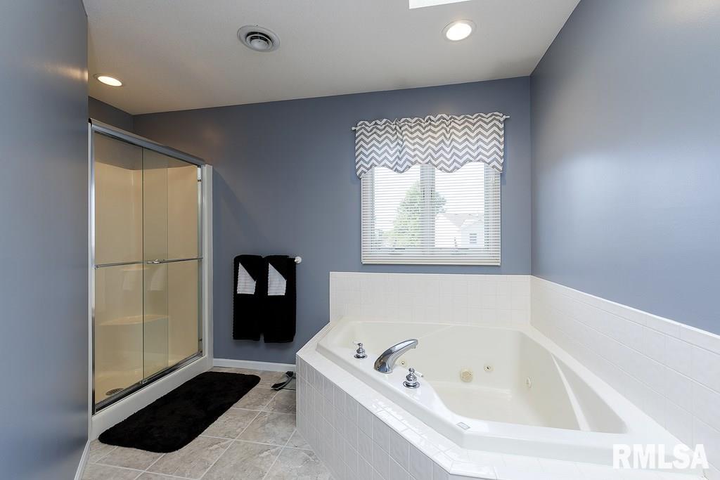 2091 Ashford Road Bettendorf, IA 52722 - Photo 17 of 21 Gallery Image 17