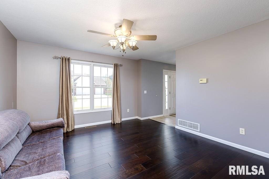 2091 Ashford Road Bettendorf, IA 52722 - Photo 4 of 21 Gallery Image 4