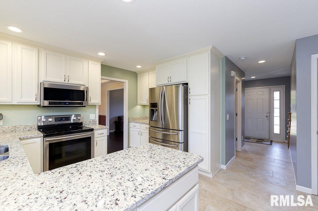 2091 Ashford Road Bettendorf, IA 52722 - Photo 10 of 21 Gallery Image 10