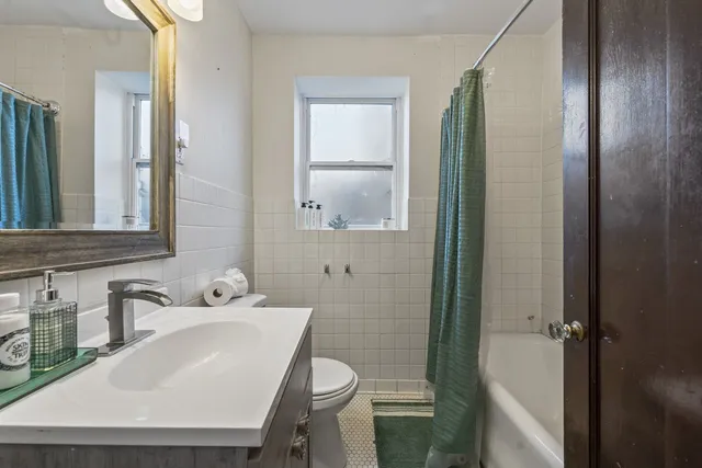 $2,600 | 6444 North Washtenaw Avenue, Unit 2, Chicago, IL 60645