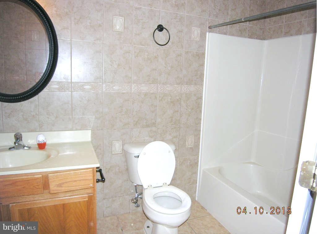 325 Thumper Drive Ranson, WV 25438 - Photo 6 of 16 Guess bath