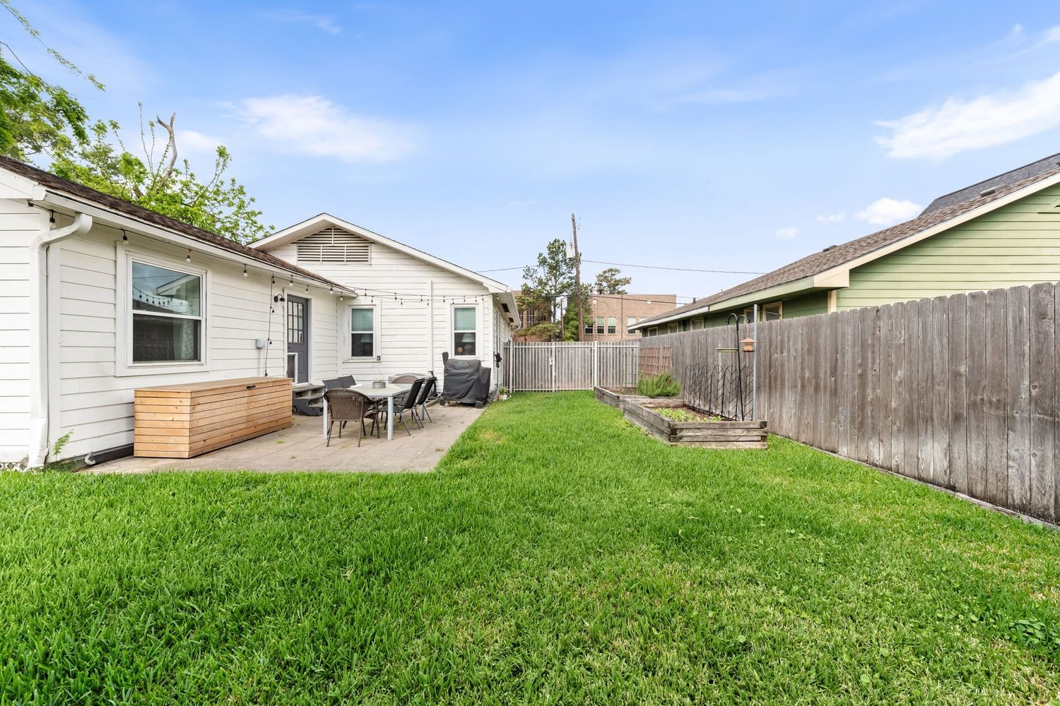 1516 Lawrence Street Houston, TX 77008 - Photo 23 of 32 a view of a house with backyard and sitting area