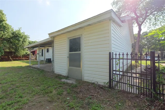 $1,600 | 2104 Kings Avenue, Haltom City, TX 76117