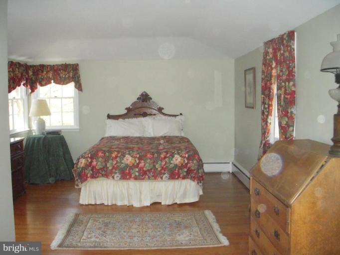 202 North Tyrone Road Baltimore, MD 21212 - Photo 13 of 24 Large MBR with large, cedar closets & priv, bath