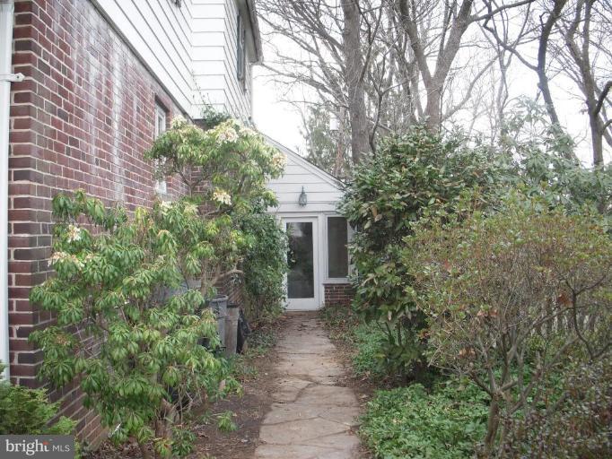 202 North Tyrone Road Baltimore, MD 21212 - Photo 23 of 24 Path on side of home to sunroom
