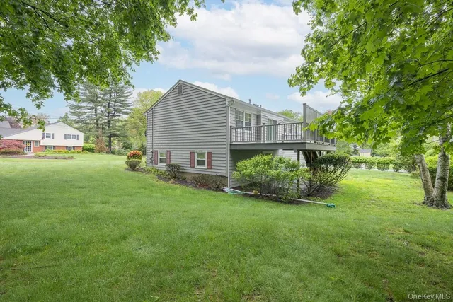 a view of a house with backyard and garden
