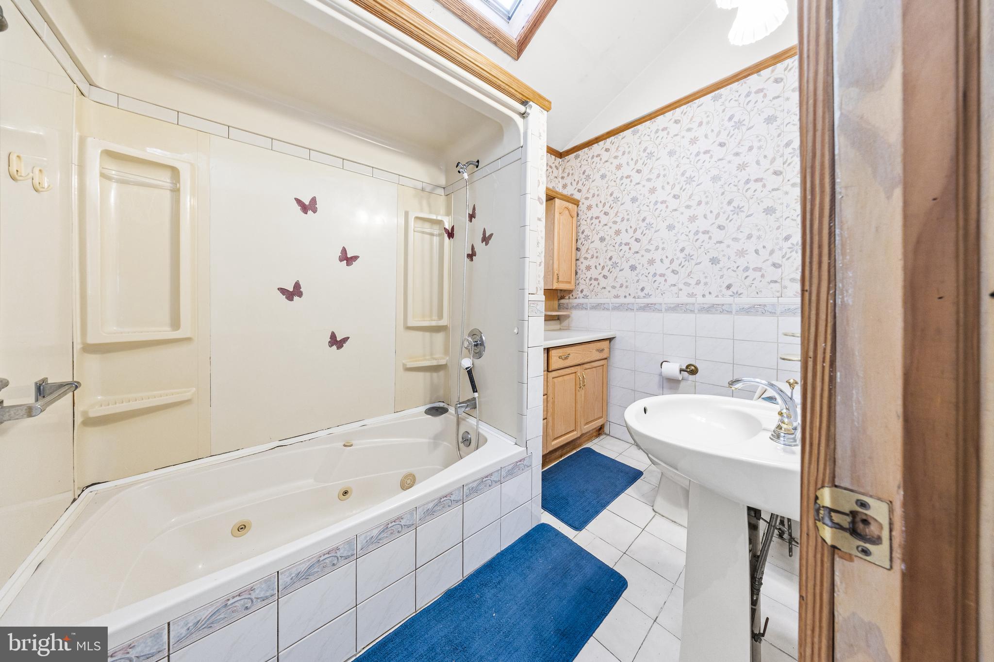 509 Neshaminy Road Croydon, PA 19021 - Photo 7 of 16 a bathroom with a tub a sink and a large mirror