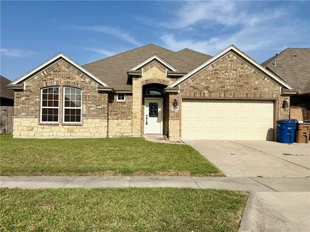 a view of front a house with a yard