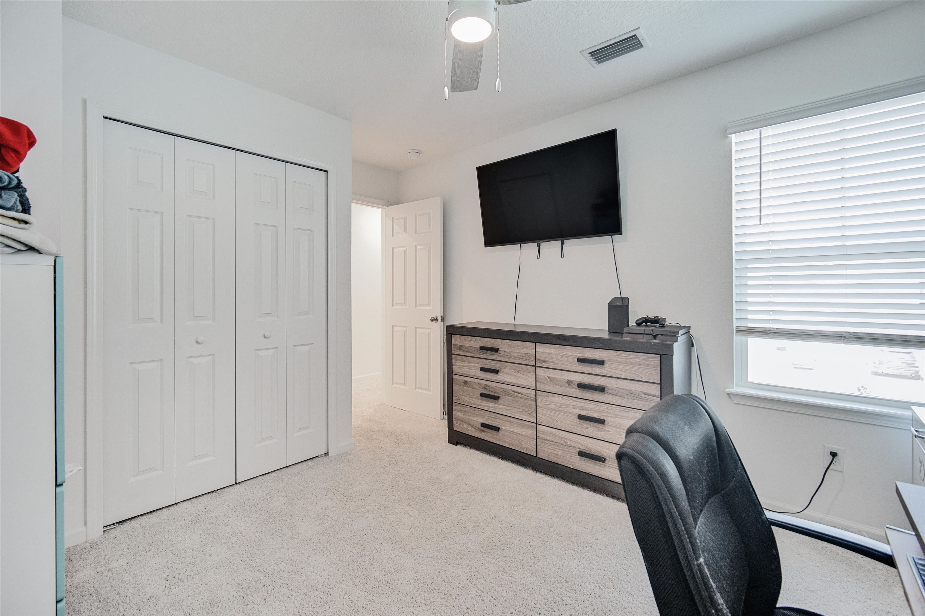 98 Ridge Lake Road St. Augustine, FL 32086 - Photo 20 of 31 a room with furniture and a flat screen tv