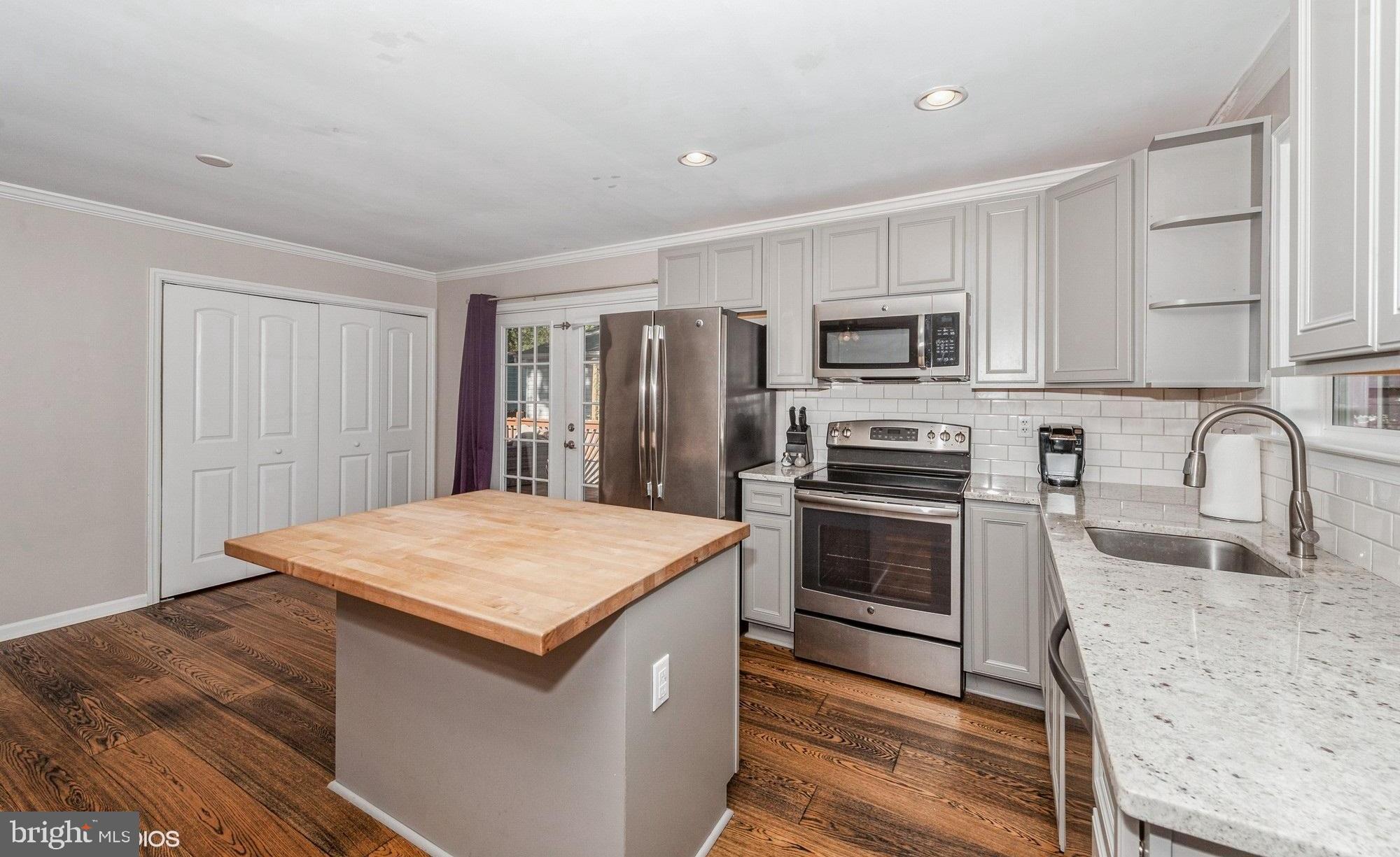 7810 East Shore Road Pasadena, MD 21122 - Photo 2 of 31 Modern kitchen