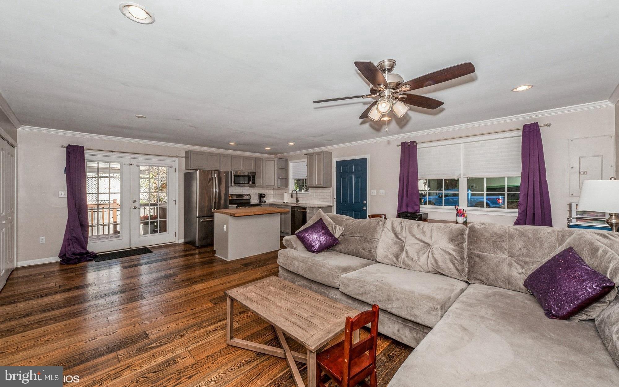 7810 East Shore Road Pasadena, MD 21122 - Photo 4 of 31 Light and airy