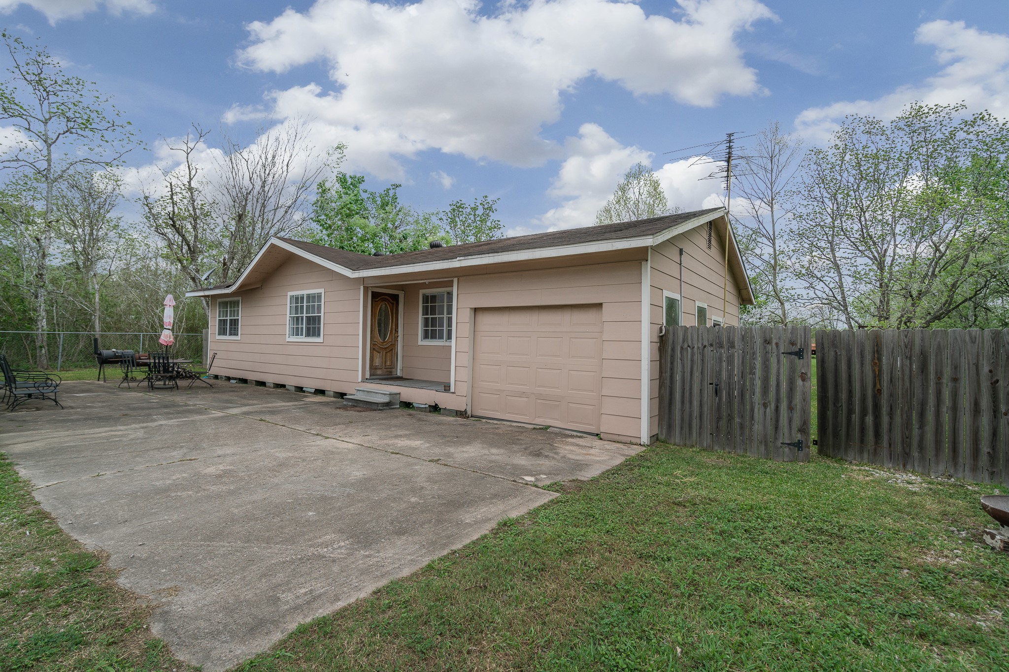 a view of a backyard of the house