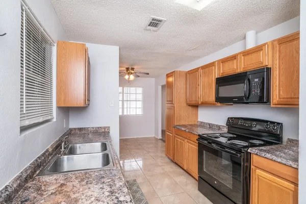 $1,525 | 3409 Herbert, Pearland, TX 77584