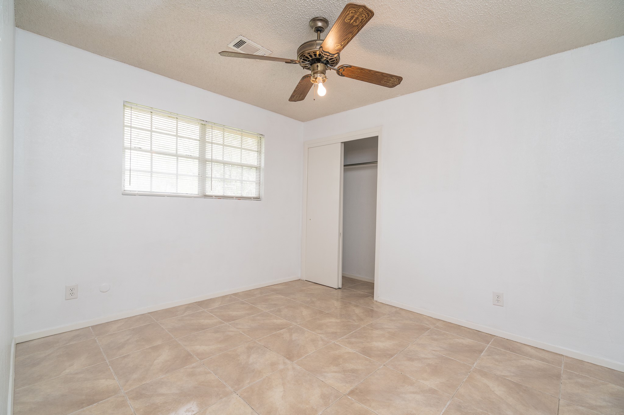 3409 Herbert Pearland, TX 77584 - Photo 9 of 17 an empty room with a ceiling fan and window