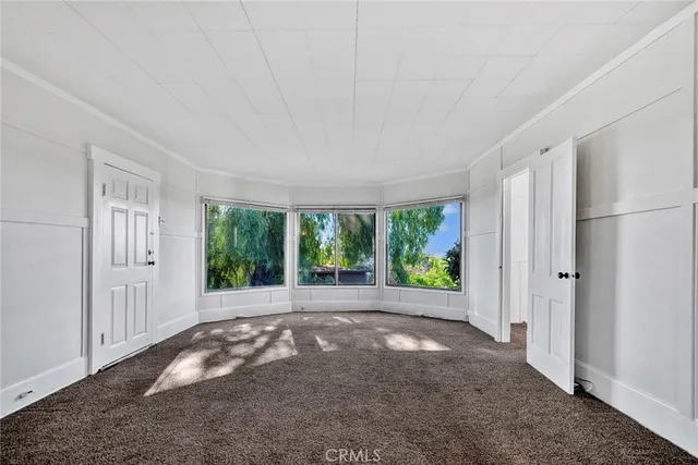 a view of entryway with window