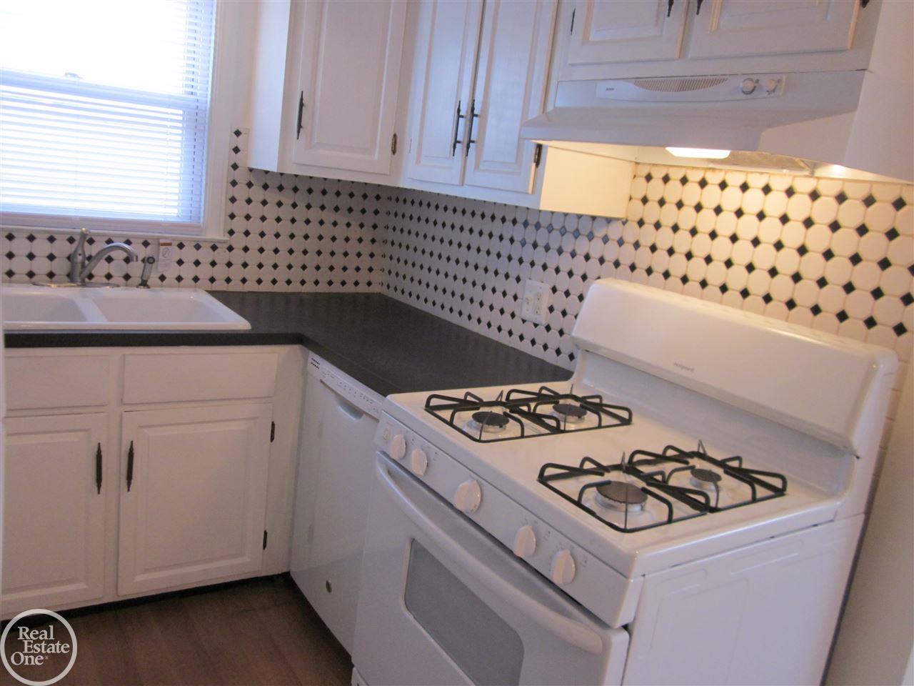 2222 Hampton Road Grosse Pointe, MI 48236 - Photo 4 of 25 31337422-3.JPG