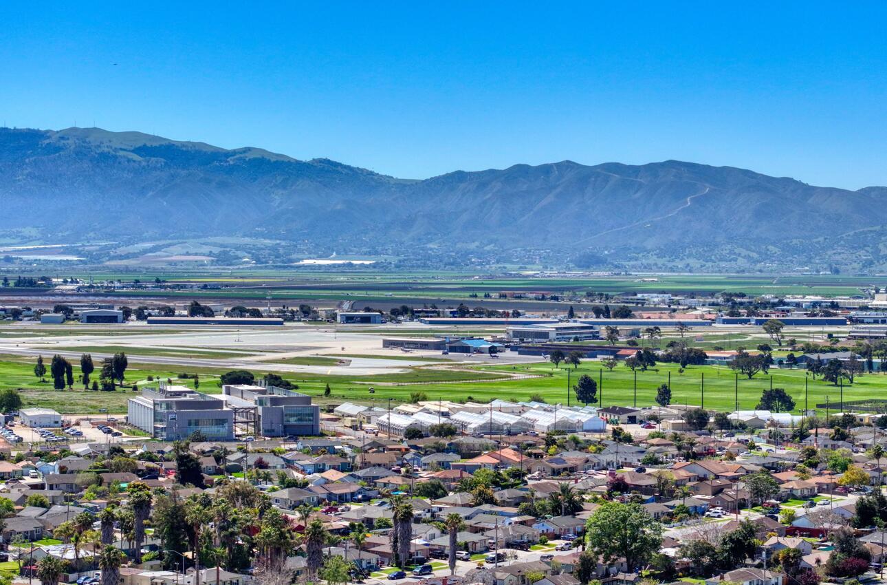 470 Williams Road Salinas, CA 93905 - Photo 18 of 21 a view of a city with mountains in the background