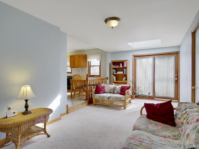 318 East Elm Street Wheaton, IL 60189 - Photo 8 of 17 a living room with furniture and a lamp