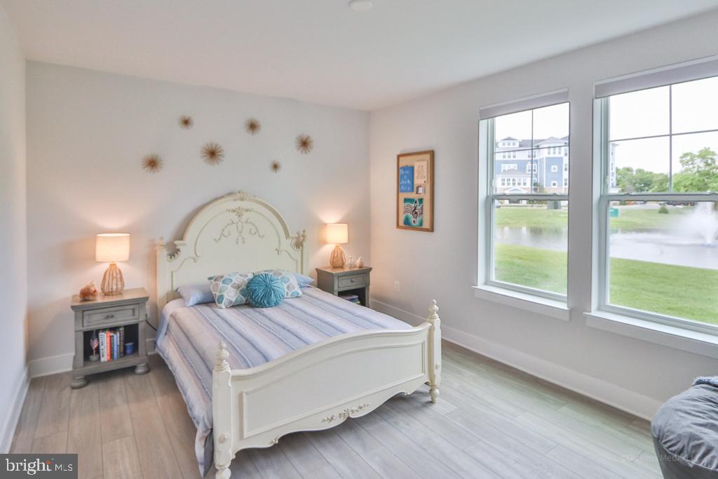 190 Harrier Way, Unit 11 Chester, MD 21619 - Photo 18 of 32 a living room with a bed furniture and a large window