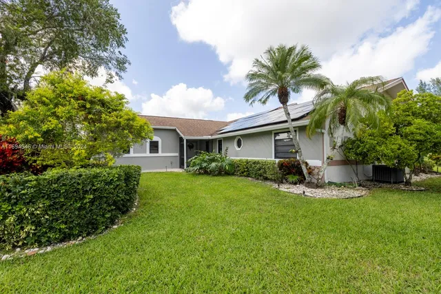 a view of house with a yard