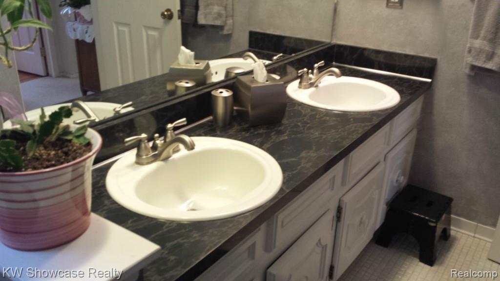 42928 Arlington Road Canton, MI 48187 - Photo 24 of 34 20140318_092731.jpg