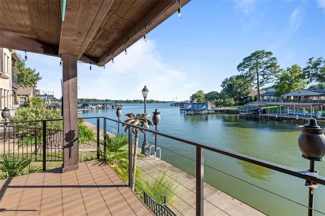 a view of a house with backyard and porch
