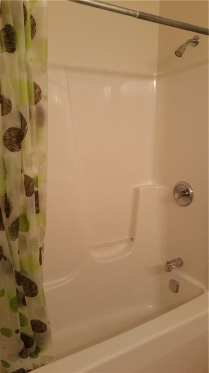 Tub/Shower in Bath