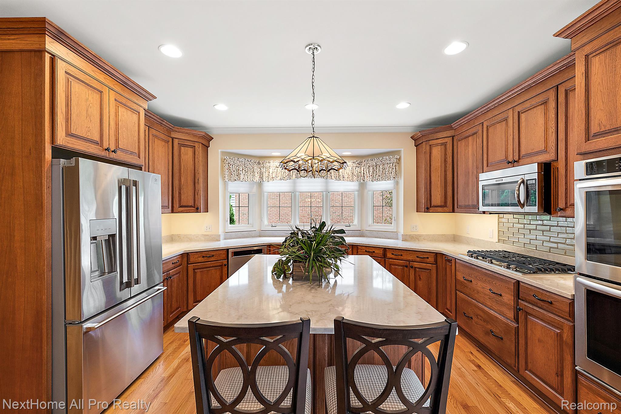 2012 Hickory Trail Drive Rochester, MI 48309 - Photo 32 of 80 Kitchen Island with 2 seats