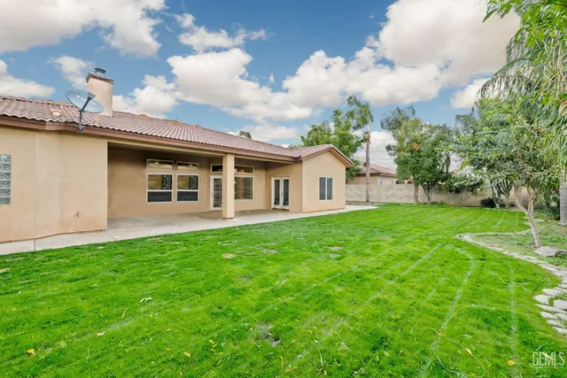 a view of a house with backyard and garden