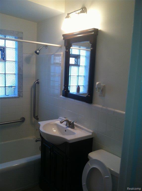 9168 Salem Road Redford, MI 48239 - Photo 2 of 6 salem bath