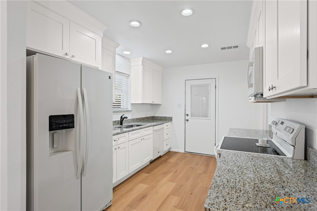 3702 Las Moras Drive Temple, TX 76502 - Photo 11 of 32 Kitchen